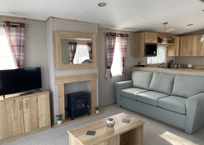 Coghurst Hall Holiday Home Sleeps 6, 2 Bedrooms