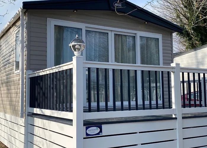 Coghurst Hall Holiday Home Sleeps 6, 2 Bedrooms