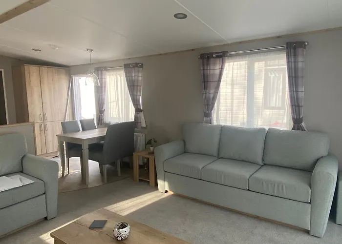 Coghurst Hall Holiday Home Sleeps 6, 2 Bedrooms