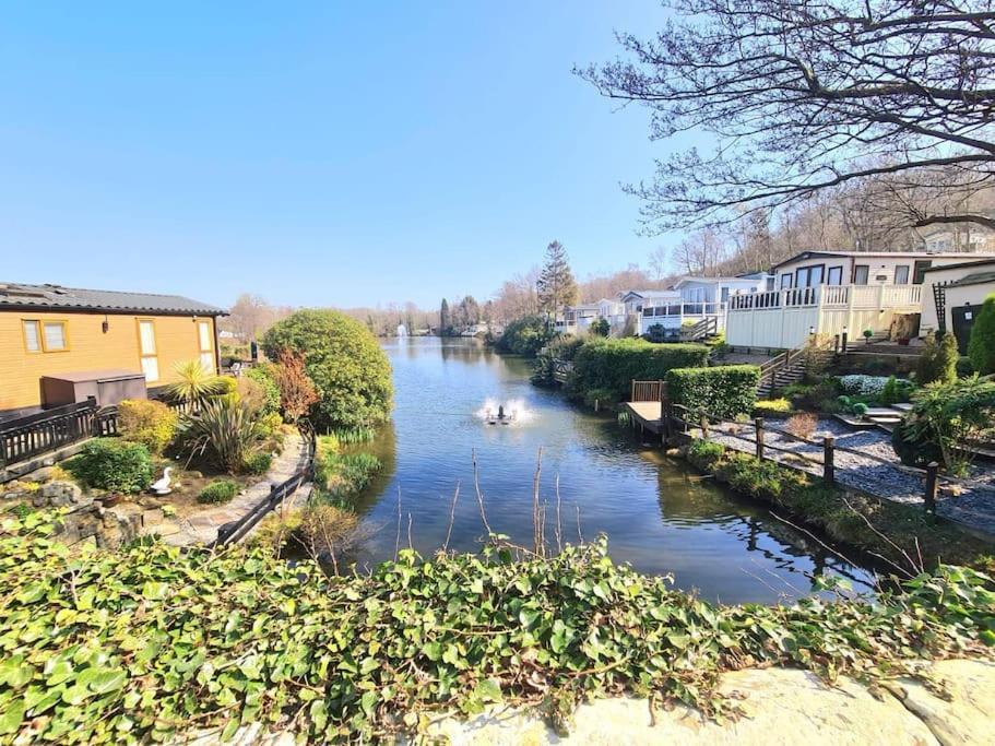 Coghurst Hall Sleeps 6, 2 Bedrooms