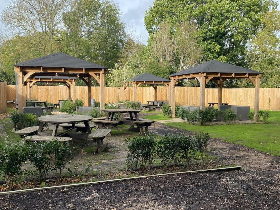 Coghurst Hall Sleeps 6, 2 Bedrooms *
