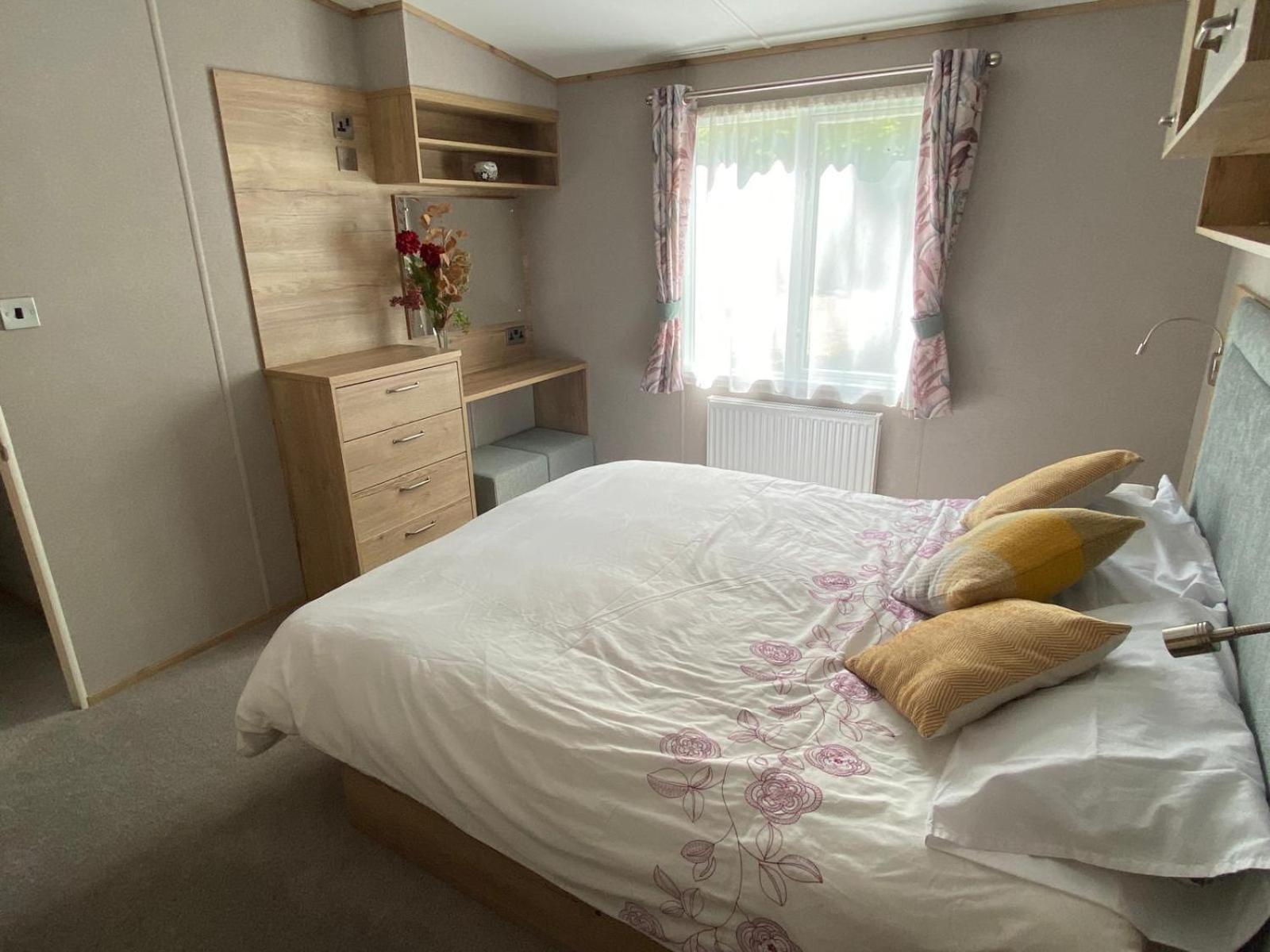Coghurst Hall Sleeps 6, 2 Bedrooms