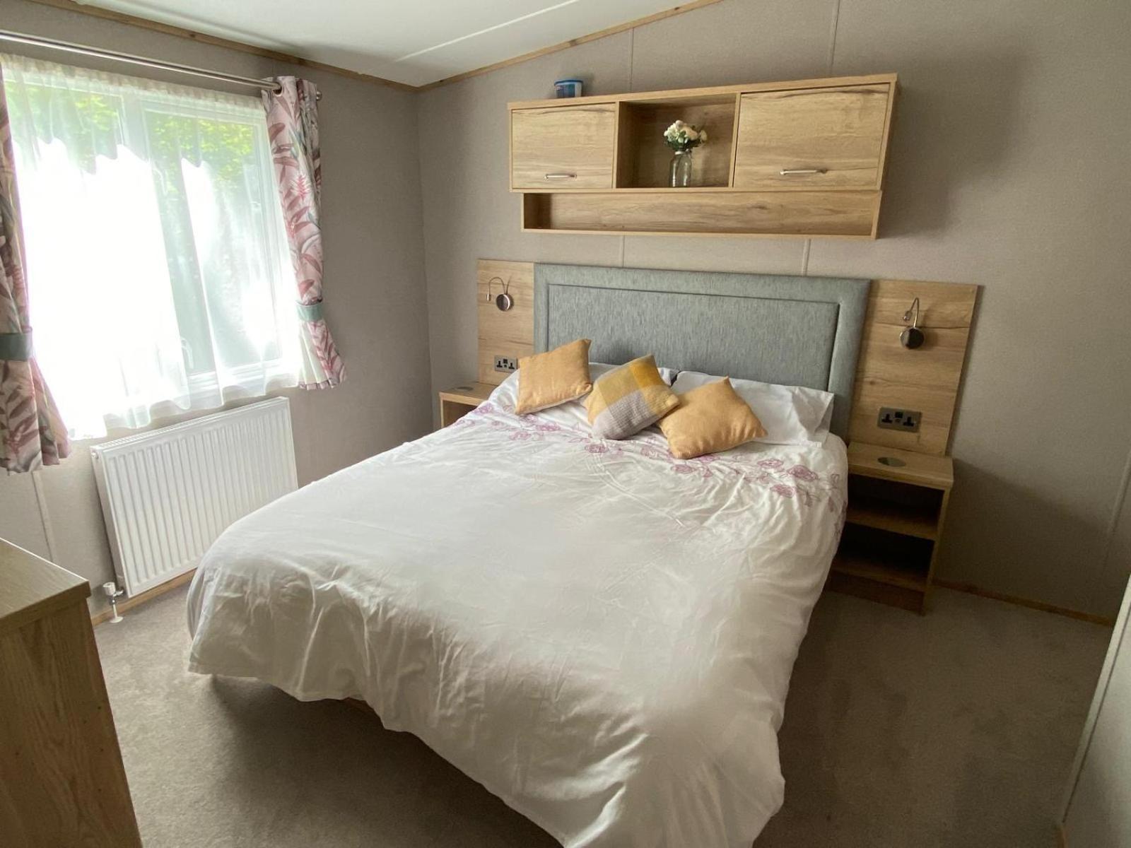 Coghurst Hall Sleeps 6, 2 Bedrooms *